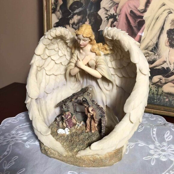 Sculptured Angel & nativity scene nightlight - Picture 1 of 10